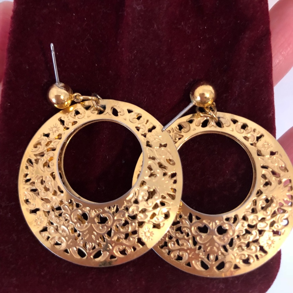 Beautiful gold hoops!